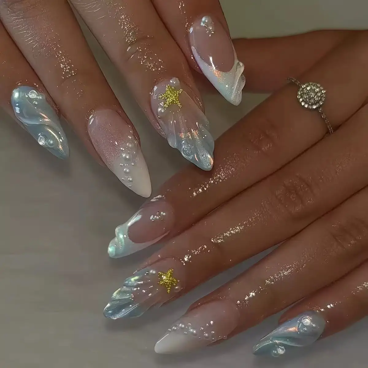 Nail Art Oval - 短い楕円形の3Dパールシェルフレンチつけ爪24枚入り、自己粘着式で再利用可能なアクリルネイル、女性用デイリーネイルアートアクセサリー
