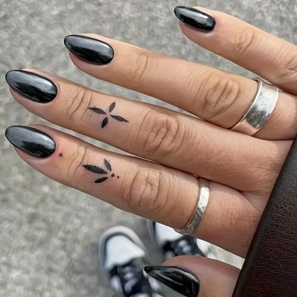 Nail Art Oval - ミディアムアーモンド型光沢ブラックプレスオンネイル、ソリッドピュアブラックオーバル型フェイクネイル、光沢のあるダークゴススタイル、デイリーパーティー用つけ爪チップ
