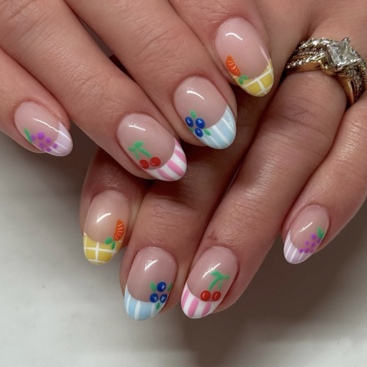 24 個シンプルなアーモンドネイルのヒント新鮮なカラフルなフ - Nail Art Oval のレビューと価格