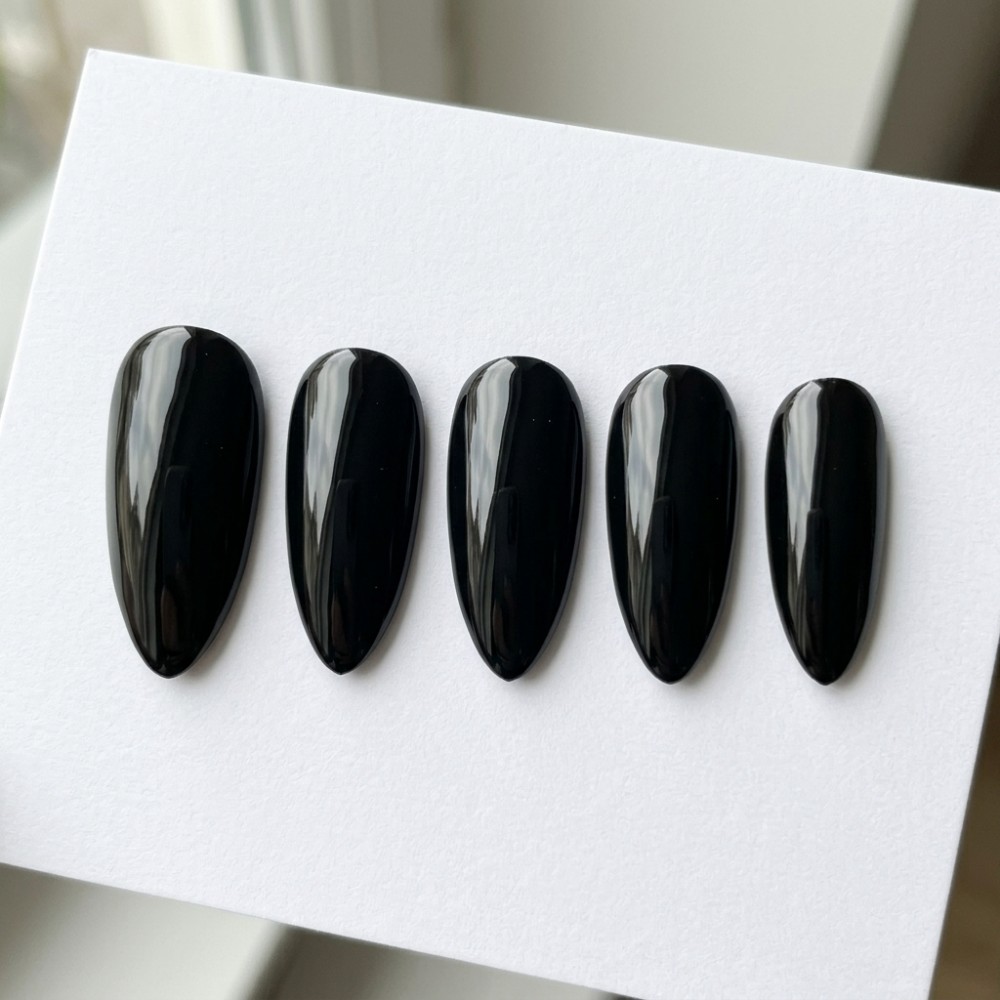 ミディアムアーモンド型光沢ブラックプレスオンネイル、ソリッド - Nail Art Oval のレビューと価格